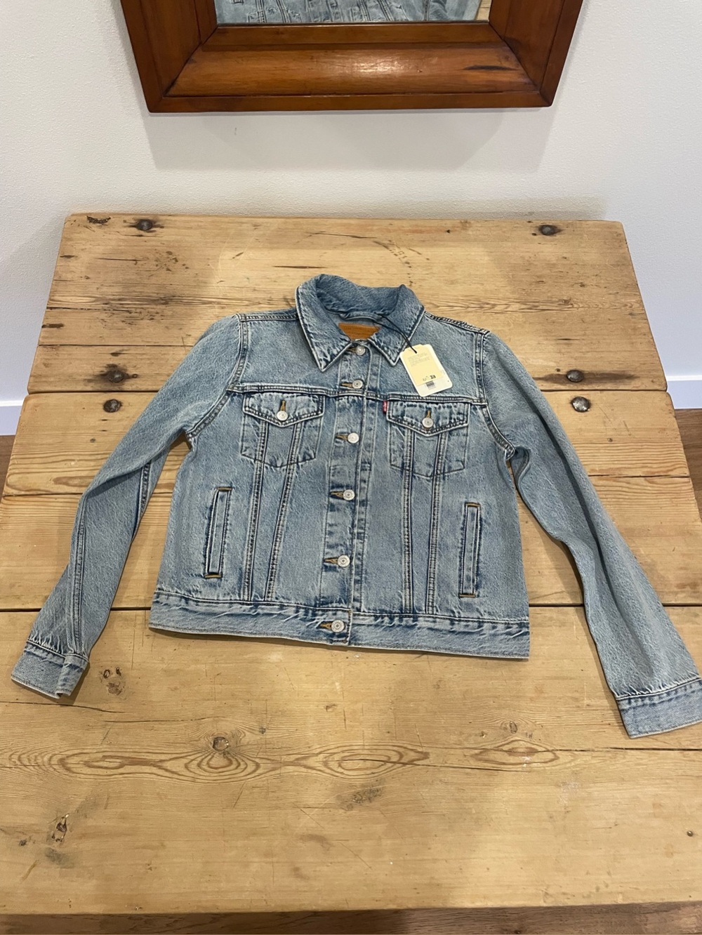 Levi's Light Wash Denim Trucker Jacket NWT medium